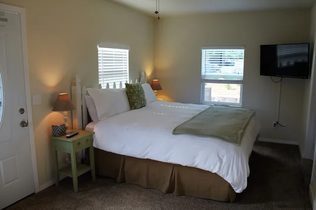 كوخ بسرير كينج مع أريكة، Back Bay Inn 1/2