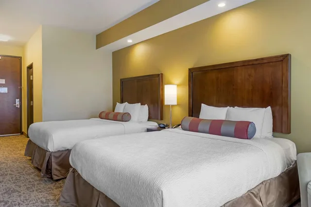 غرفة بسريرين كوين بحوض استحمام لذوي الإعاقة، Best Western Plus Lacey Inn & Suites 1/4