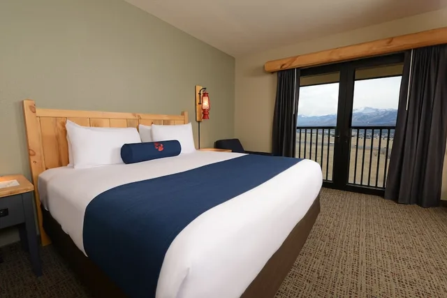 جناح بسرير كوين وسريرين منفصلين بإطلالة على الجبل مع أريكة، Great Wolf Lodge Colorado Springs 2/3