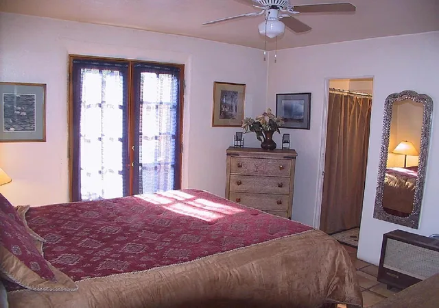 Efficiency, Deluxe, Suite, Queen Bed, Sofa, Living Area، Casas de Suenos Old Town Historic Inn, an Ascend Collection Hotel 1/1
