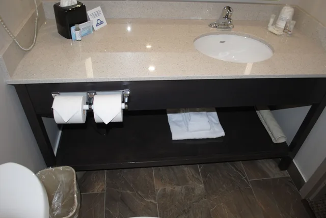 غرفة بسرير كوين، Days Inn & Suites By Wyndham Lindsay 5/7