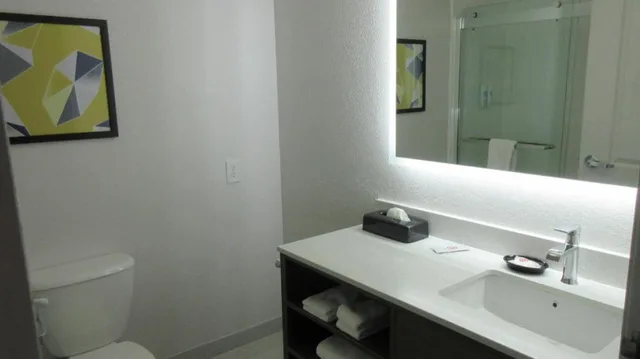 غرفة تنفيذية بسرير كينج، Comfort Inn & Suites Grand Forks near Alerus Center 5/6