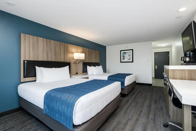 غرفة بسرير مزدوج بشرفة، Oyster Bay Inn & Suites 1/5