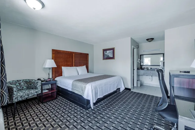غرفة بسرير كينج للمدخنين، Travelodge by Wyndham Jackson North 5/10