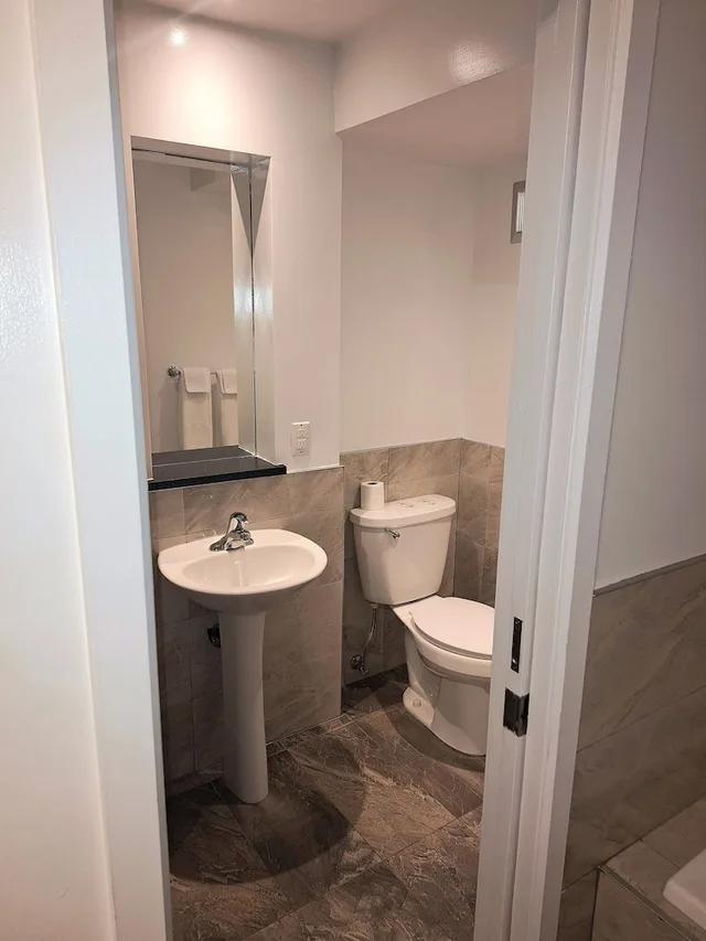 جناح بسرير كوين، Super 8 by Wyndham Montreal 2/2