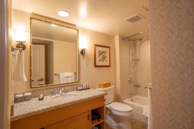 2 Bedrooms, Suite, 2 King Beds, City View, Sofa, Embassy Suites By Hilton Waikiki Beach Walk 6/6