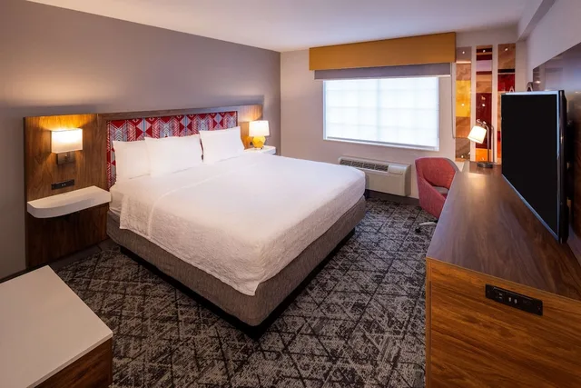 جناح بسرير كينج بحوض استحمام لذوي الإعاقة، Hampton Inn Pullman, WA 2/3