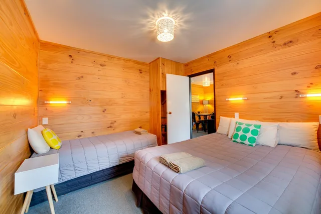 Motel, 2 Bedrooms, 2 Queen and Twin Beds، Wellington Top 10 Holiday Park 2/3