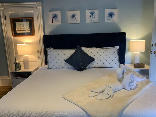 جناح فاخر بسرير كينج بشرفة، Peace and Plenty Inn B&B 1/1