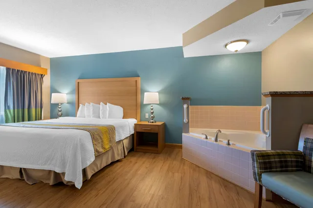 غرفة قياسية بسرير كينج بحوض جاكوزي، Best Western Plus Executive Court Inn & Conference Center 1/4