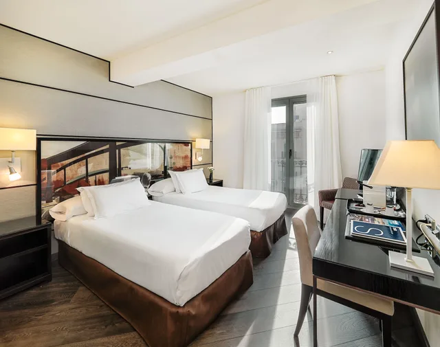 غرفة ديلوكس بشرفة مفردة بسرير كوين، H10 Universitat Hotel 2/6