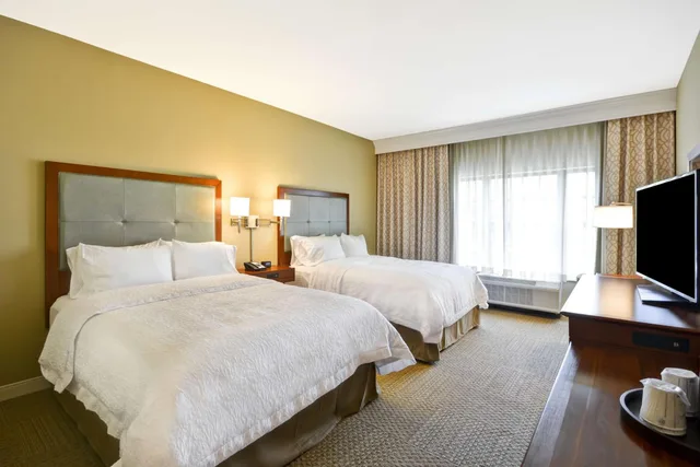غرفة بسريرين كوين بحوض استحمام لذوي الإعاقة، Hampton Inn And Suites Charleston Airport 2/6