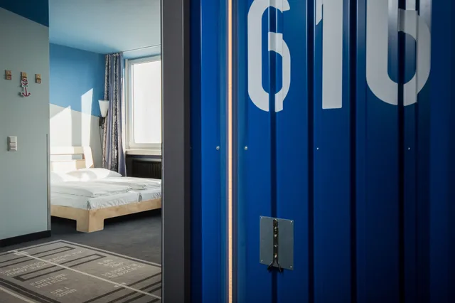 غرفة بسرير مزدوج وسريرين منفصلين، Superbude St Georg 7/7