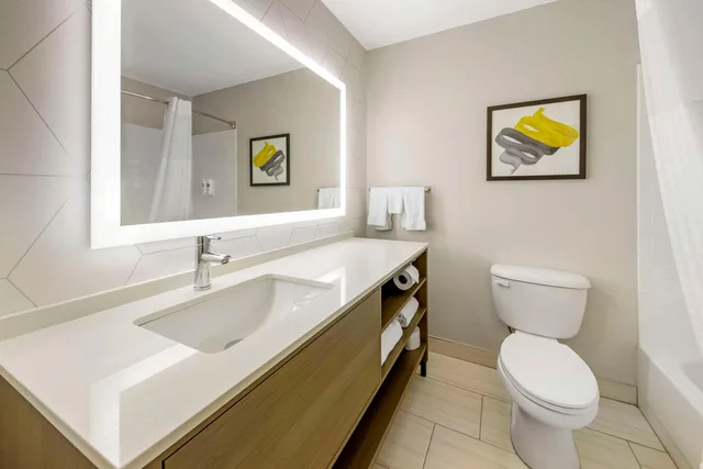 جناح بسرير كينج، Comfort Inn & Suites Oklahoma City, OK 3/4