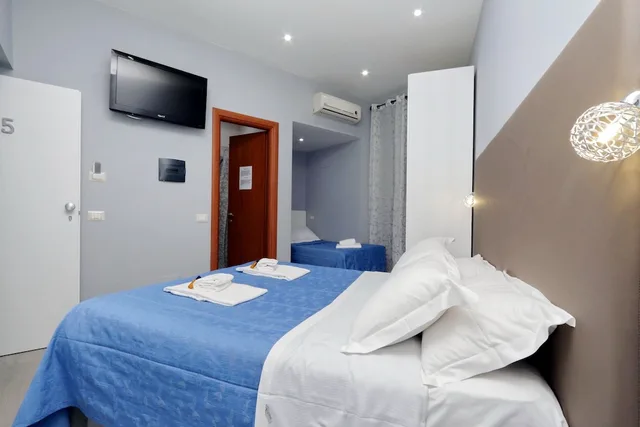 غرفة عائلية ثلاثية بسرير بطابقين وسرير كوين، B&B Domus Domas 2/8