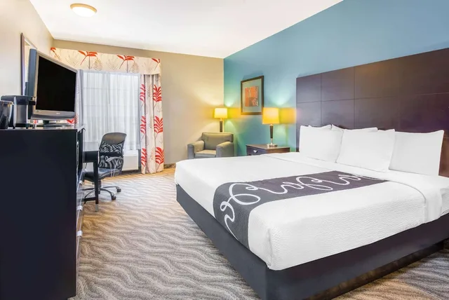 جناح ديلوكس بسرير كينج، La Quinta Inn Suites Glen Rose 1/3