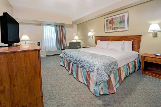غرفة بزنس بسرير كينج للمدخنين، Days Inn by Wyndham Downtown St. Louis 1/2