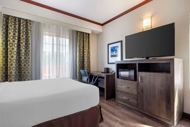 غرفة بسرير كوين بحوض جاكوزي لذوي الإعاقة، Best Western Plus Northwind Inn Suites 1/6