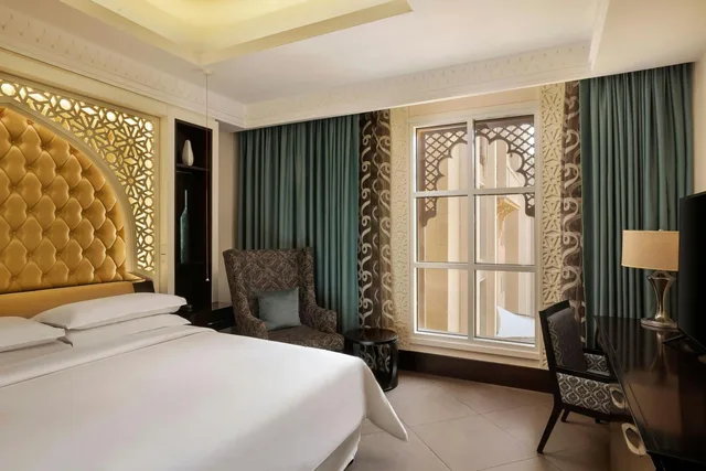 غرفة ديلوكس بسرير كينج بإطلالة على المدينة، Sheraton Sharjah Beach Resort Spa 2/8