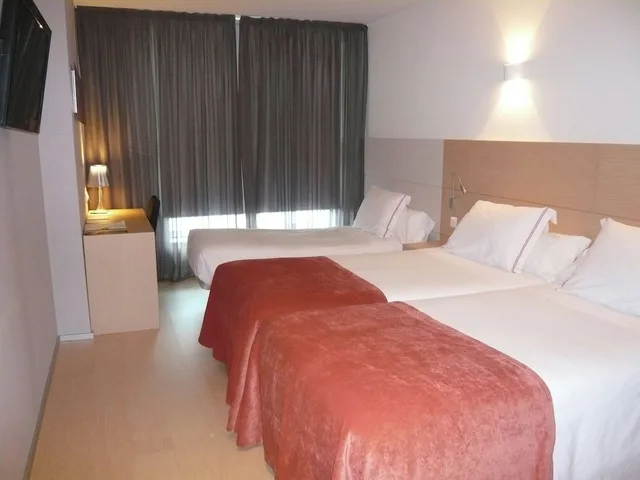 غرفة عائلية بسرير كوين وسرير فردي، Sercotel Hola Tafalla 1/10