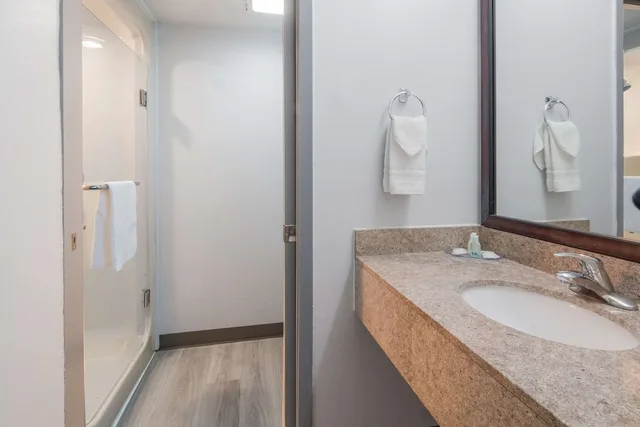 غرفة بسرير كينج، Quality Inn and Suites Richardson-Dallas 10/10