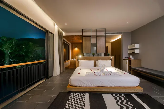 Grand, Deluxe, King Bed, The Gallery Hotel Naiharn 8/10