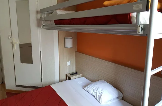 Standard, 1 Double and 1 Single Bed, PREMIERE CLASSE MONTREUIL 3/6