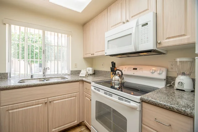 2 Bedrooms, King and Twin Beds, Sofa, Kitchen, Desert Breezes Resort 9/10