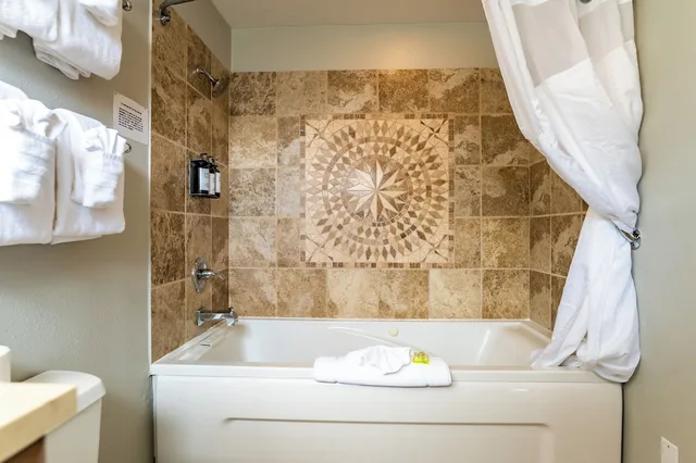 1 Bedroom, Spa, Suite, Queen Bed, Sofa، Inn at the Prom 4/4