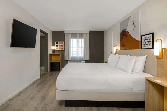 غرفة بسرير كينج بحوض استحمام لذوي الإعاقة، Spark by Hilton Rock Springs 2/5