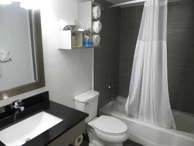 Room, 2 Queen Beds, Partial View، Arya Blu Inn and Suites (Ex Days Inn Ormond Beach Mainsail Oceanfront) 1/8