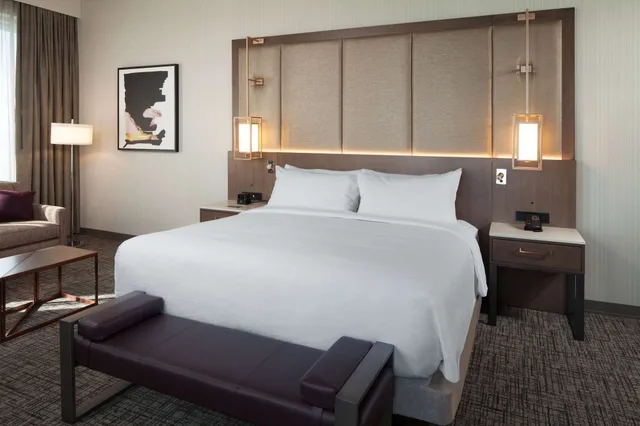 Room, King Bed, Peloton، H Hotel Los Angeles, Curio Collection by Hilton 1/2