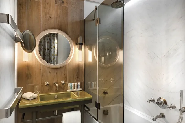 Privilege, Queen Bed, Street View, City View، Le Demeure Montaigne 6/7
