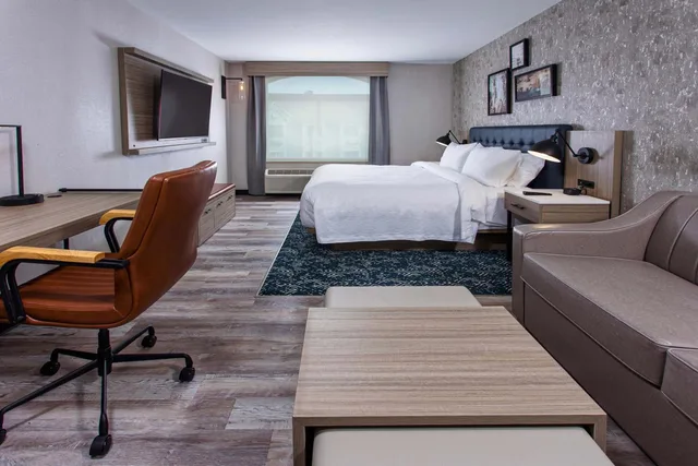 غرفة تقليدية بسرير كينج مع أريكة، Four Points by Sheraton Appleton 8/10