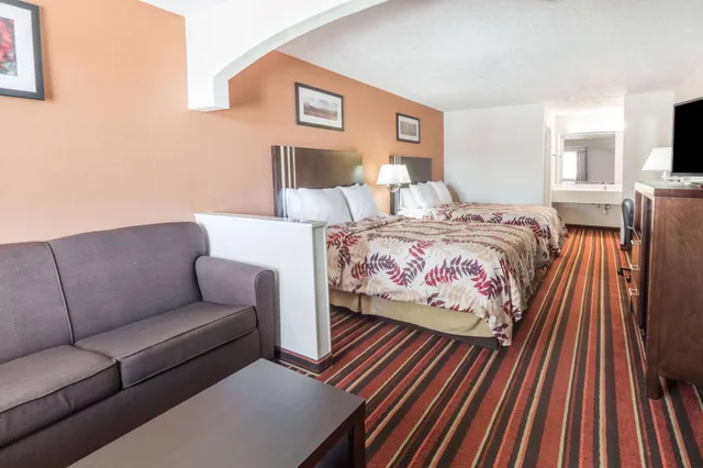 2 Bedrooms, Family Suite, 1 King and 2 Queen Beds, Kitchen, Days Inn & Suites by Wyndham Winnie 5/8