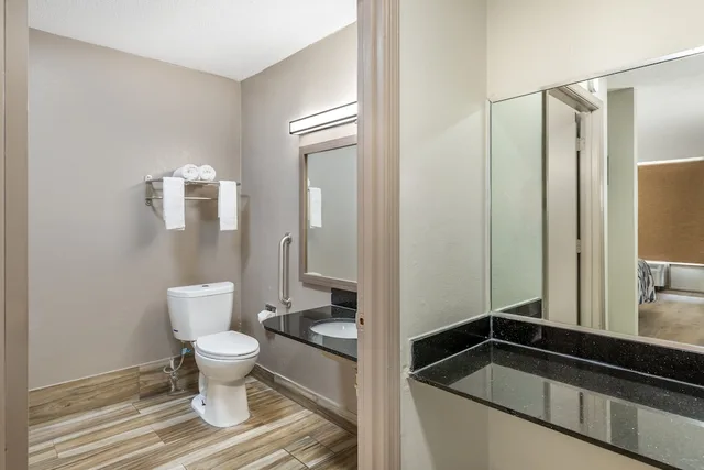 غرفة ديلوكس بسرير كينج لذوي الإعاقة، Red Roof Inn Richmond, VA 7/7