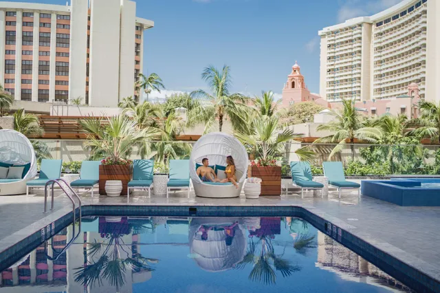 جناح جونيور بسريرين مزدوجين مع أريكة لذوي الإعاقة، OUTRIGGER Waikiki Beachcomber 1/1