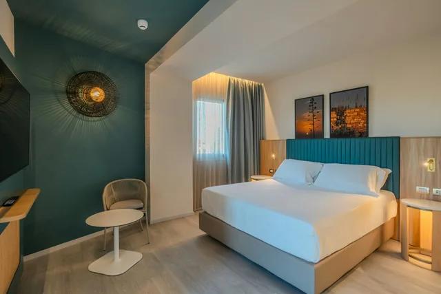 غرفة سوبيريور بسرير كينج لذوي الإعاقة، Terradamari Resort & Spa Marina di Modica, Tapestry Collection by Hilton 1/4