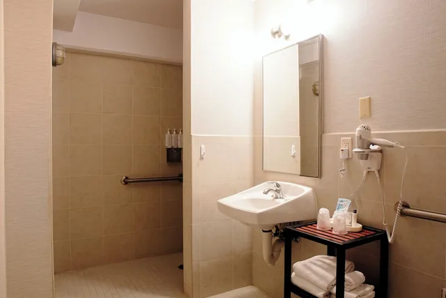 غرفة بسرير مزدوج لذوي الإعاقة، BEI San Francisco Trademark Collection by Wyndham 7/8
