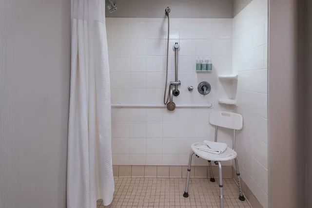 غرفة بسريرين كوين لذوي الإعاقة، Courtyard Marriott Aksarben Village 3/4