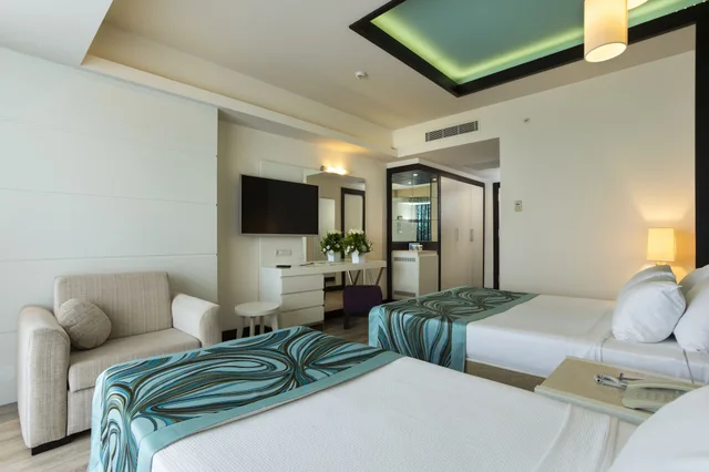 Standard, 1 Double and 1 Single Bed, Pool Side، Orange County Alanya 6/10