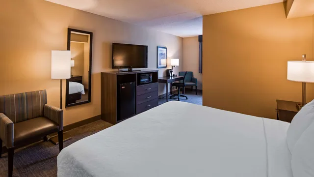 جناح بسرير كينج لذوي الإعاقة، Best Western East Towne Suites 2/3
