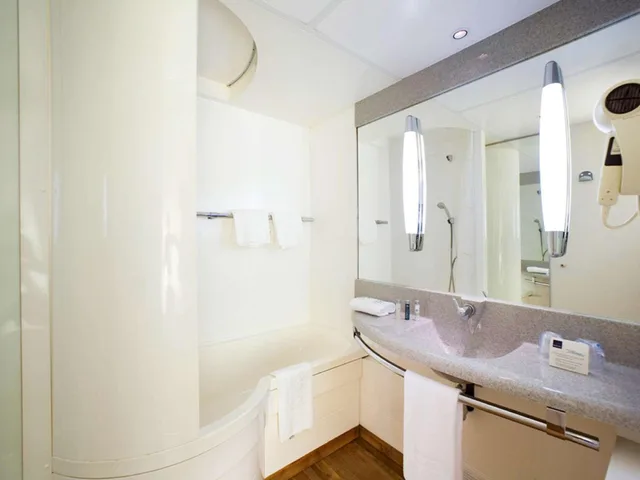 Classic, Queen Bed, Sofa, Novotel Marseille Est 6/7