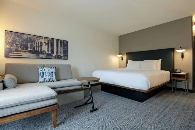 غرفة بسرير كينج مع أريكة، Courtyard by Marriott North Charleston Airport/Coliseum 3/10
