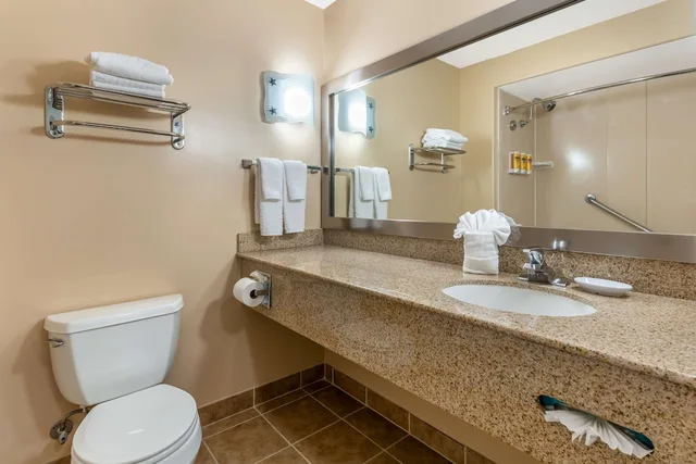 غرفة قياسية بسرير كينج بحوض جاكوزي، Best Western Plus Capitola By the Sea Inn Suites 7/8