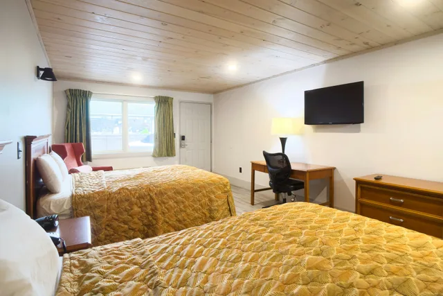 غرفة بسريرين كوين بإطلالة على النهر، Tennessee Mountain Lodge Riverside by OYO 5/7