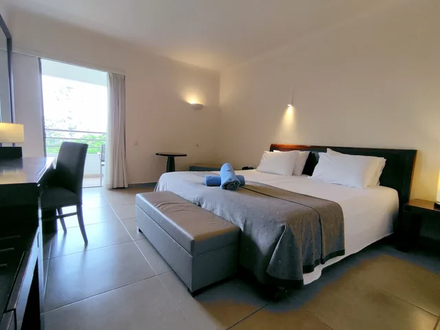 غرفة بسرير مزدوج وسرير فردي بإطلالة على الحديقة، Apollonia Beach Resort and Spa 1/4