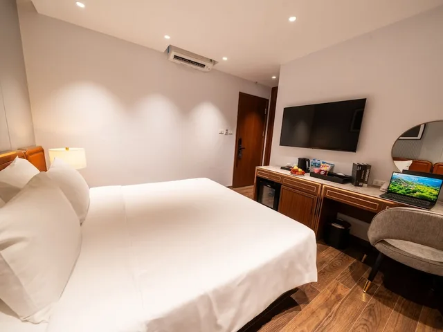 Deluxe, King Bed, City View, San Seize Hanoi Hotel 4/10