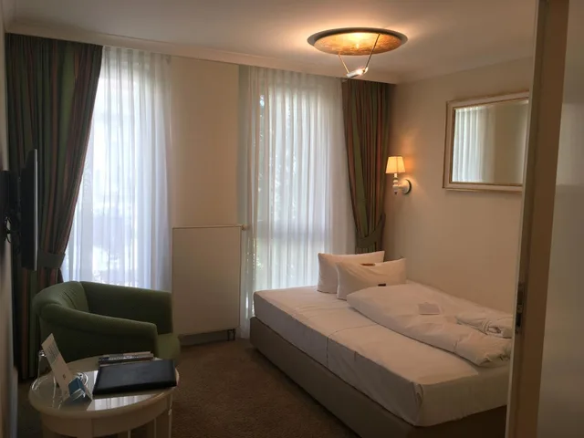 Room, Land Side, Small, South Wing، Strandhotel Heringsdorf 1/6