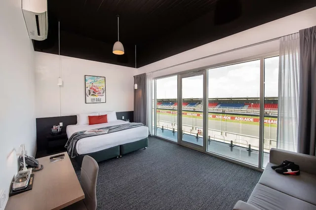 Executive Track View King, Rydges Pit Lane Hotel 3/5